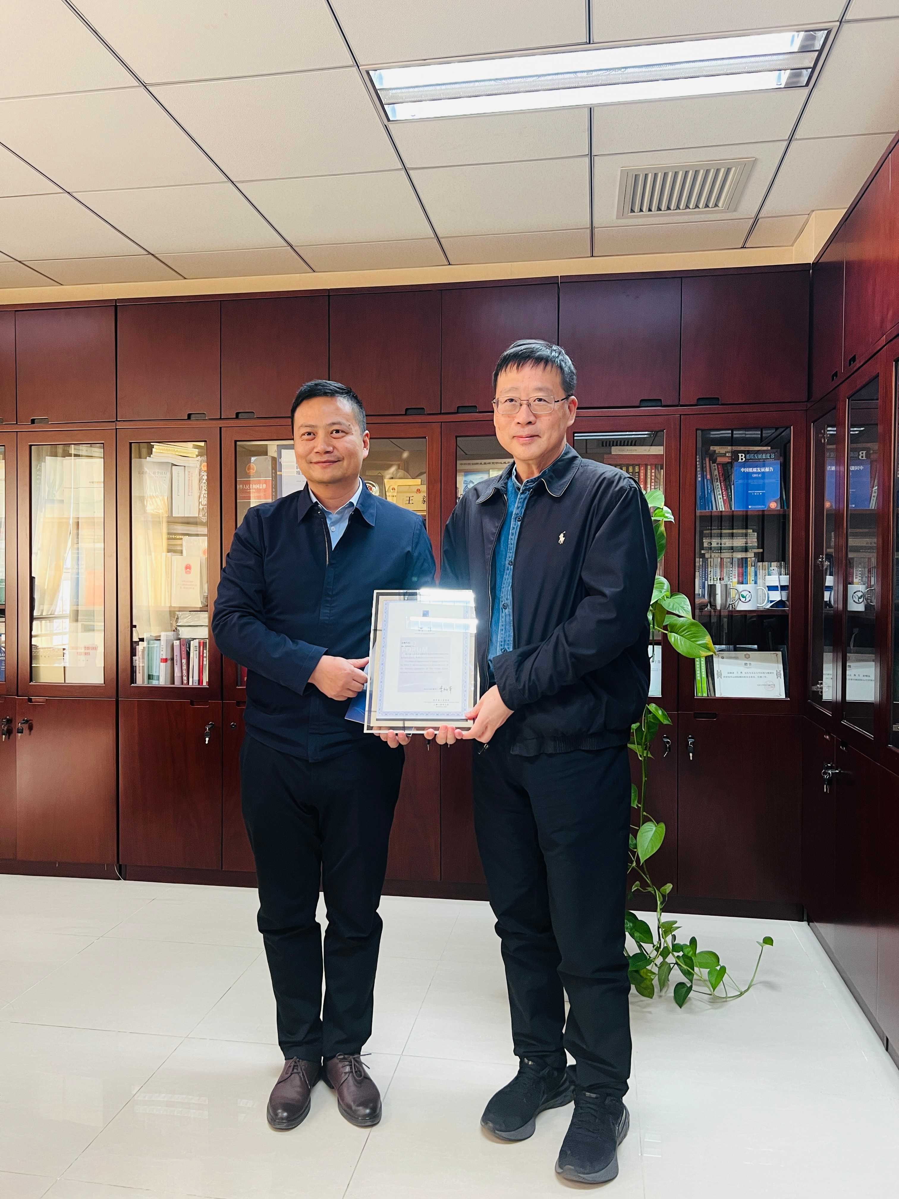 傅涛副厅长向王毅委员发放委员聘书(1)(1).jpg